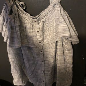 Top with off shoulder sleeves